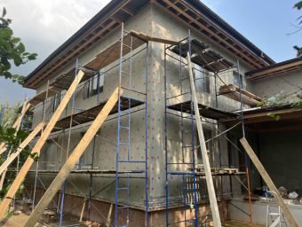 Реконструкция дома, оштукатурили дом, кладем плитку Real Brick